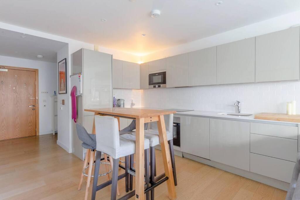 Superb 1 Bedroom Apartment 3Mins From Tube Station London Exterior photo